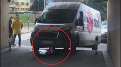 Dodávka se napíchla na parkovací sloupek. Případ řeší policie