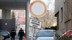 Auta na chodníku i na zákazu stání. Pražští politici hájí parkování "na prasáka"