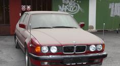 V tomto pancéřovaném BMW jezdil Havel. Může být vaše za 1,5 milionu
