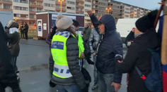 Tisíce lidí protestovaly proti opatřením. Muž slovně napadl rodinu s dítětem