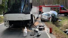 Auto se srazilo s autobusem plným dětí. Zemřel jeden řidič