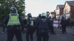 Smrt mladíka vyvolala v Británii protesty. Policisté ho spoutali místo útočníka