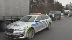 Policisté zastavují řidiče s nezaplacenými pokutami. Mohou jim vzít espézetku