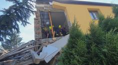 Hasiči stále odklízejí sutiny po výbuchu domu v Olšanech. Ten měl jít do dražby