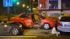 Octavia vjela do cesty audi. Hasiči vyprošťovali pět zraněných