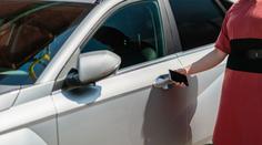 Auto nastartujete mobilem i hodinkami. Vychytávek pro řidiče v Česku přibývá