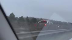 VIDEO: Šílená jízda auta na Pardubicku. Šofér se řítil po silnici v protisměru