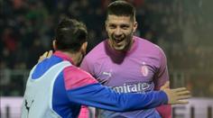AC Milán zvládl přestřelku s Frosinone a přiblížil se vedoucí dvojce