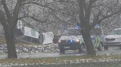 Řidič na Prostějovsku zůstal po havárii zaklíněný v autě, to začalo hořet