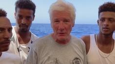 Herec Gere navštívil migranty na lodi u Itálie. "Musíme jim pomoci," řekl