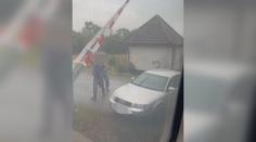 Drama na železnici. Řidiče na přejezdu uvěznily závory, po vysvobození ujel