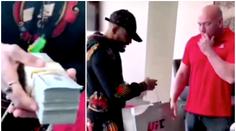 Takhle se vyplácí UFC šampion! Obdržel tašku plnou peněz