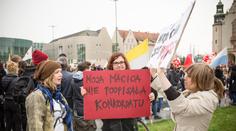 Ústavní soud v Polsku zakázal potraty. Ženy v celé zemi se bouří