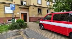 Zapálená svíčka způsobila v Pardubicích požár. Důchodkyni vyhořel byt