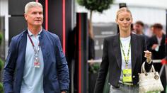 Hvězdný  závodník F1 se zasnoubil, o 23 let mladší přítelkyni žádal v exotice