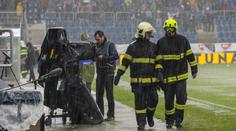 Sport reaguje na počasí: Fotbal ruší program, odkládají se i hokeje