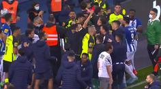 Šílené scény v portugalské lize. Padlo pět červených. Do bitky šel i podavač míčů