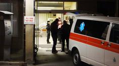 Muž, který střílel na pacienty, je ve vazbě. Zatím zůstává v nemocnici