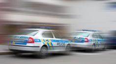 Muž pěstmi napadl v metru 90letou ženu. Policie útočníka dopadla