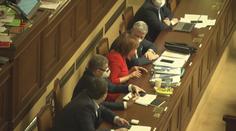 Sněmovna opět zasedá. Řešit by měla krizový zákon a vyšší pokuty