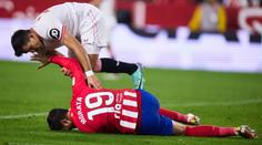 Hrozivá srážka Moraty. Fotbalista si poranil koleno, na lavičce brečel