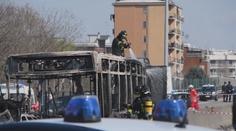 Řidič unesl autobus s dětmi a zapálil ho. Mstil utopené migranty