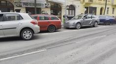 Nepozorný řidič otevíral dveře do silnice, způsobil nehodu několika aut