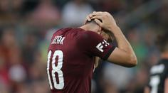 Ostuda fotbalové Sparty! Malé fanoušky nechala stát v dešti před stadionem&nbsp;