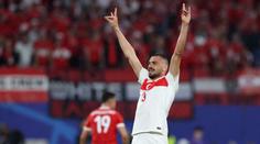 Demiralovi odhalili sochu. Vyobrazen je s typickým "vlčím pozdravem"