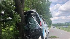Linkový autobus u Kroměříže vrazil do stromu, devět zraněných