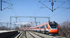 Lidé mysleli, že ve vlaku hoří. Po vyskočení je srazil protijedoucí rychlík
