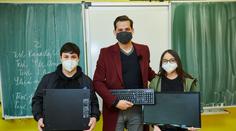 Tváře TV Nova pomáhají! Předaly dětem počítače pro výuku