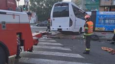 V Brně se srazily mikrobus, tramvaj a osobní auto. Nehoda zablokovala dopravu