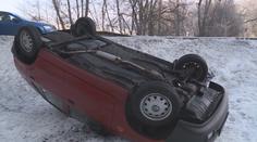 VIDEO: Ranní náledí překvapilo řidiče. Policie řešila desítky nehod