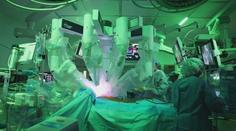 Velký úspěch lékařů. Poprvé na světě transplantoval ženě plíce pomocí robota