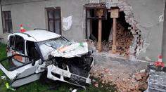 Tragická nehoda na Přerovsku. Řidič narazil do domu, na místě zemřel
