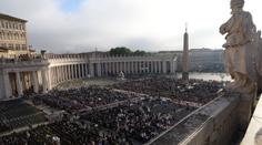 Náměstí ve Vatikánu zaplnily desetitisíce lidí. Na pohřeb papeže přijely nejvýznamnější osobnosti
