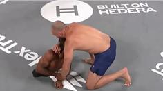 Bizár v bojových sportech. Zápasník UFC uškrtil bijce bez nohou