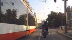 Motorkář se hnal v protisměru, na červenou i po schodech! VIDEO