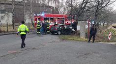 Tragická nehoda v Litomyšli: Po nárazu auta do stromu uhořeli tři lidé
