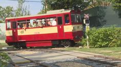 Pan Zdeněk si na zahradě postavil vlastní železnici. Splnil si tak dětský sen