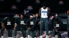 Basketbalová hvězda jde proti proudu! Všichni poklekli, proč zůstal stát?