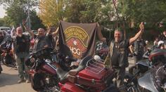 Burácení motorů a vůně benzínu. Praha hostila sraz fanoušku Harley-Davidson