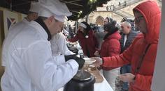 Staroměstské náměstí provoněla rybí polévka. Letos ji dochutily dvě speciální ingredience