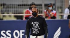 Hamilton byl po závodě rasisticky urážen. Red Bull se ho zastal