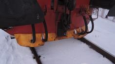 Neznámí grázlové hodili na trať kusy betonu, najel do nich vlak!