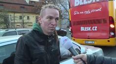 Pirát Bartoš po autonehodě v Praze obkreslil autobus křídou!