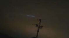 Prahu vyděsila podivná tančící světla na obloze. UFO je tu, píší lidé na facebooku