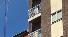 Nestydové! Pár se za bílého dne oddával sexu na balkóně. VIDEO