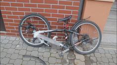 Cyklistka srazila školáka na kole. Od zraněného ujela. Není první